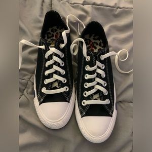 Black converse low top chucks